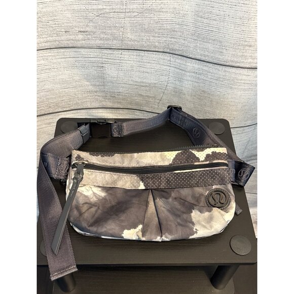 Lululemon Free Spirit Bag Print Gray & Black - Picture 1 of 4
